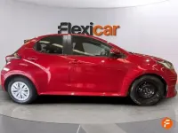 Usado Toyota Yaris Hybrid Active 116 CV (85 kW) 2023 Rojo