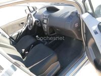 Usado Toyota Yaris Connect Style 90 CV (66 kW) 2011 Gris / plata Berlina