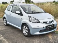Usado Toyota Aygo 68 CV (50 kW) 2006 Azul Utilitario
