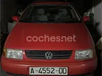 Usado VW Polo 50 CV (36 kW) 1997 Rojo Berlina