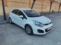 Usado Kia Rio 85 CV (62 kW) 2014 Blanco Berlina