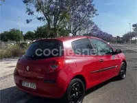 Usado Renault Clio II Expression 85 CV (62 kW) 2006 Rojo Berlina