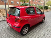 Usado Toyota Yaris T3 87 CV (63 kW) 2003 Rojo Berlina