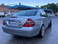 Usado Mercedes E240 Elegance 170 CV (125 kW) 2002 Gris / plata Berlina
