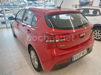 Usado Kia Rio 84 CV (61 kW) 2023 Granate Berlina