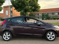 Usado Ford Fiesta Ambiente 68 CV (50 kW) 2010 Granate Berlina