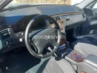 Usado Mercedes E220 Classic 143 CV (105 kW) 2001 Gris / plata Berlina