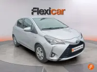 Usado Toyota Yaris Hybrid Active 99 CV (72 kW) 2019 Gris Utilitario