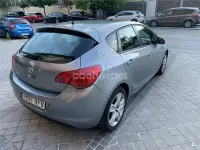 Usado Opel Astra Enjoy 95 CV (69 kW) 2011 Gris / plata Berlina