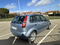 Usado Ford Fiesta Ghia 80 CV (58 kW) 2005 Azul Utilitario