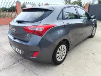 Usado Hyundai i30 140 CV (102 kW) 2015 Gris / plata Berlina