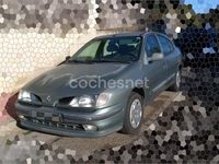 Usado Renault Mégane 90 CV (66 kW) 1997 Gris / plata Berlina