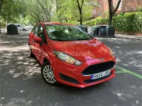 Usado Ford Fiesta Trend 82 CV (60 kW) 2016 Rojo Utilitario