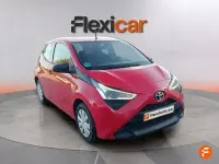Usado Toyota Aygo X-play 72 CV (52 kW) 2022 Rojo