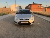 Usado Ford Focus Trend 109 CV (80 kW) 2010 Gris / plata Berlina