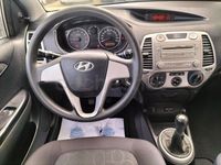 Usado Hyundai i20 Comfort 78 CV (57 kW) 2010 Gris / plata Utilitario