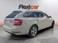 Usado Skoda Octavia Ambition 150 CV (110 kW) 2020 Blanco Familiar
