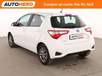 Usado Toyota Yaris Hybrid Active 101 CV (74 kW) 2018 Blanco Berlina