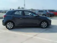Usado Kia Rio 101 CV (74 kW) 2022 Gris Berlina