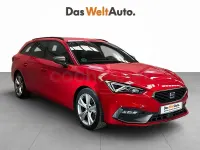 Usado Seat Leon FR 150 CV (110 kW) 2023 Rojo Familiar