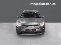 Usado Kia Stonic 100 CV (73 kW) 2024 Gris / plata SUV