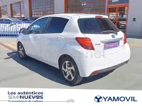 Usado Toyota Yaris Hybrid Active 100 CV (73 kW) 2016 Blanco Berlina