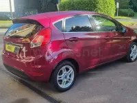 Usado Ford Fiesta Titanium 100 CV (73 kW) 2013 Granate Berlina