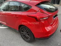 Begagnad Ford Focus Trend 125 HK (91 kW) 2015 Röd Sedan