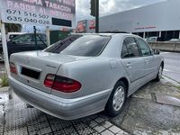 Usado Mercedes E220 Elegance 143 CV (105 kW) 2000 Gris / plata Berlina