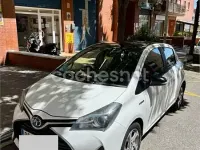 Usado Toyota Yaris Hybrid Active 100 CV (73 kW) 2015 Blanco Berlina
