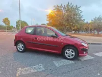 Usado Peugeot 206 75 CV (55 kW) 2000 Granate Berlina