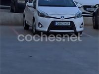 Usado Toyota Yaris Hybrid Active 100 CV (73 kW) 2013 Blanco Berlina