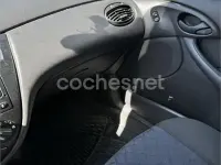 Usado Ford Focus Ambiente 100 CV (73 kW) 2002 Granate Familiar