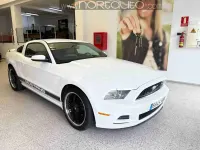 Usado Ford Mustang 305 CV (224 kW) 2013 Blanco Coupe