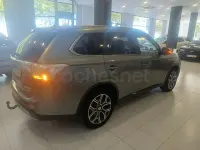 Usado Mitsubishi Outlander P-HEV 203 CV (149 kW) 2015 Gris / plata SUV