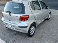 Usado Toyota Yaris T3 87 CV (63 kW) 2003 Blanco Berlina