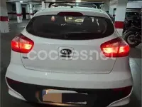 Usado Kia Rio 84 CV (61 kW) 2015 Blanco Berlina