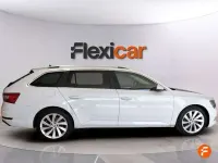 Usado Skoda Superb Style 150 CV (110 kW) 2016 Blanco Familiar