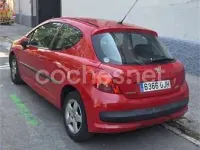 Usado Peugeot 207 70 CV (51 kW) 2008 Rojo Berlina