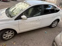 Usado Ford Focus Trend 109 CV (80 kW) 2009 Blanco Berlina