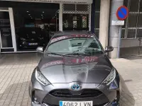 Usado Toyota Yaris Hybrid Edition 116 CV (85 kW) 2021 Gris / plata Berlina