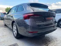 Usado Skoda Octavia Ambition 150 CV (110 kW) 2022 Gris / plata Familiar