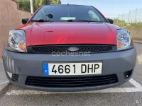 Usado Ford Fiesta 80 CV (58 kW) 2005 Rojo Utilitario