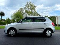Usado Skoda Fabia Style 80 CV (58 kW) 2009 Gris / plata Berlina