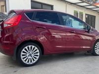 Usado Ford Fiesta Titanium 96 CV (70 kW) 2010 Granate Utilitario
