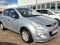 Usado Hyundai i20 Comfort 78 CV (57 kW) 2010 Gris / plata Utilitario