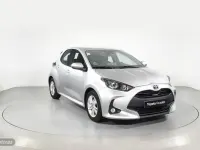 Usado Toyota Yaris Hybrid Active 116 CV (85 kW) 2022 Gris Berlina