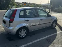 Usado Ford Fiesta Ghia 80 CV (58 kW) 2005 Gris / plata Utilitario