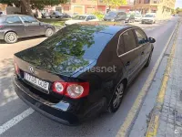 Usado VW Jetta Highline 105 CV (77 kW) 2008 Negro Berlina