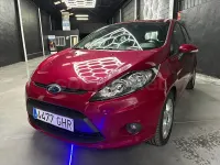 Usado Ford Fiesta Trend 70 CV (51 kW) 2010 Granate Berlina